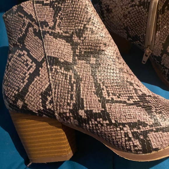 Snakeskin ankle booties.  Sz 7. - Picture 2 of 8